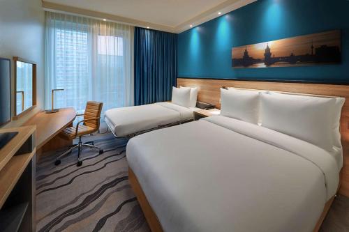 Habitación Familiar con cama grande y vistas a la ciudad del hotel Hampton By Hilton Berlin City Centre Alexanderplatz. Foto 3