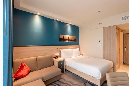 Habitación Familiar con cama grande y vistas a la ciudad del hotel Hampton By Hilton Berlin City Centre Alexanderplatz. Foto 4