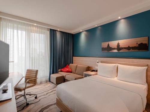 Habitación Familiar con cama grande y vistas a la ciudad del hotel Hampton By Hilton Berlin City Centre Alexanderplatz. Foto 5
