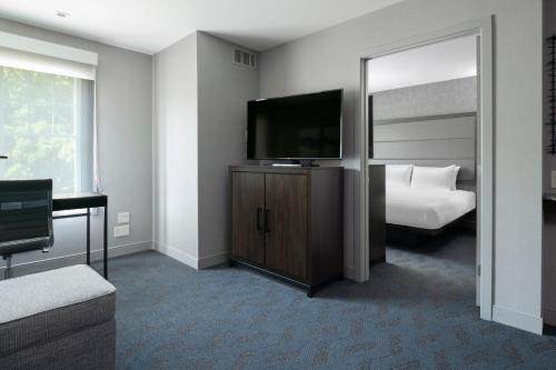 Suite de 1 dormitorio con sofá cama - Cama extragrande del hotel Residence Inn by Marriott Orangeburg