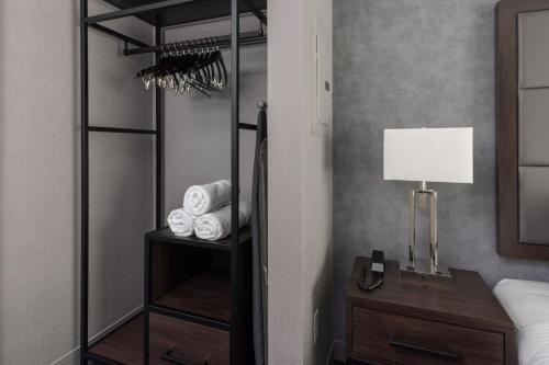 Suite de 1 dormitorio con cama grande y sofá cama del hotel Residence Inn by Marriott Orangeburg. Foto 6