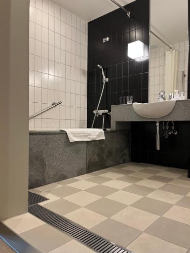 Habitación Deluxe con cama extragrande - Adaptada para personas de movilidad reducida - No fumadores del hotel KOKO Premier Kanazawa Korinbo. Foto 5