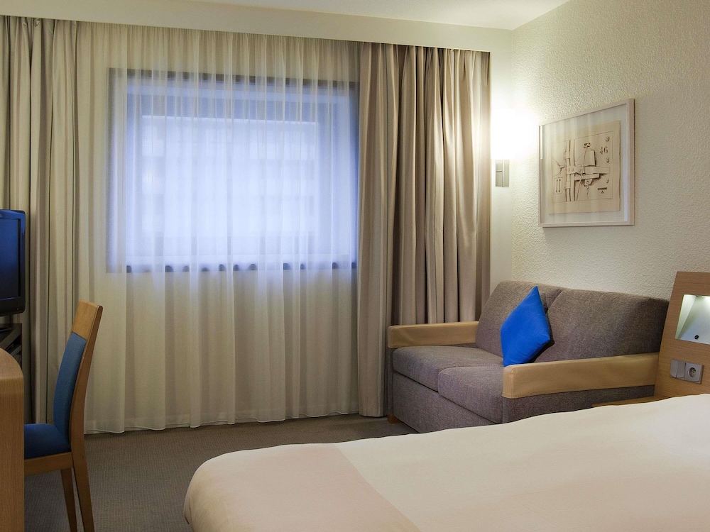 Habitación familiar, 1 cama doble con sofá cama del hotel Novotel Paris la Defense Esplanade. Foto 2