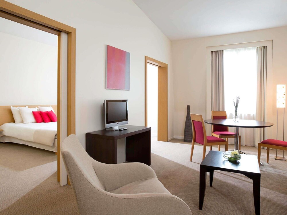 Suite, 1 cama de matrimonio grande del hotel Novotel Paris la Defense Esplanade. Foto 1