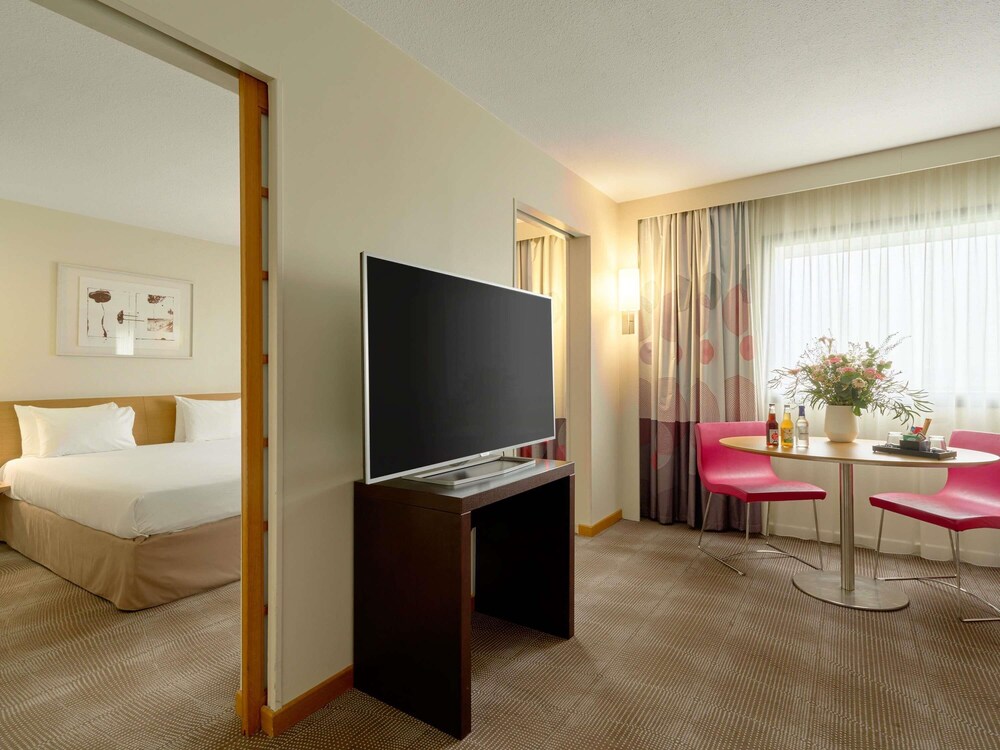 Suite, 1 cama de matrimonio grande del hotel Novotel Paris la Defense Esplanade. Foto 2