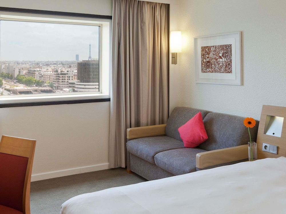 Habitación familiar, 1 cama doble con sofá cama del hotel Novotel Paris la Defense Esplanade. Foto 3