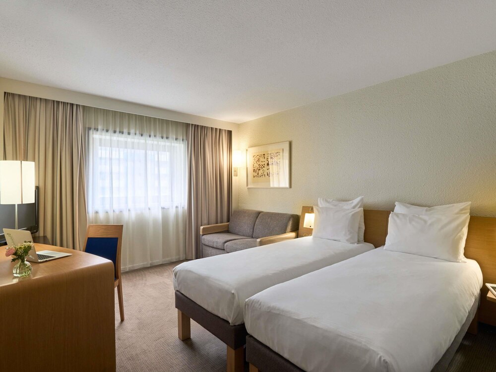 Habitación estándar, 2 camas individuales del hotel Novotel Paris la Defense Esplanade. Foto 1