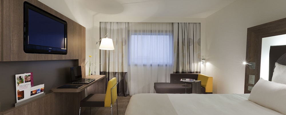 Habitación superior, 1 cama doble con sofá cama (Paris View) del hotel Novotel Paris la Defense Esplanade. Foto 3