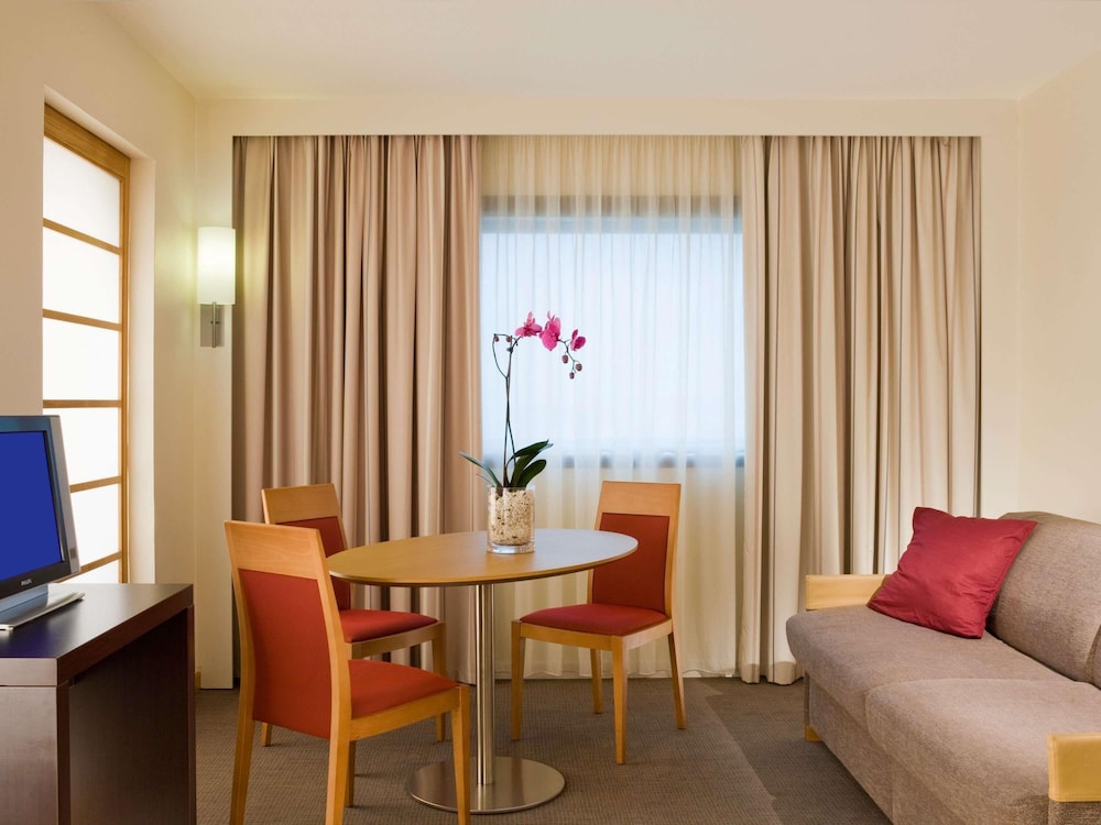 Suite, 1 cama de matrimonio grande del hotel Novotel Paris la Defense Esplanade. Foto 6