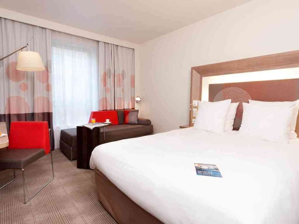 Suite, 1 cama de matrimonio grande del hotel Novotel Paris la Defense Esplanade. Foto 8