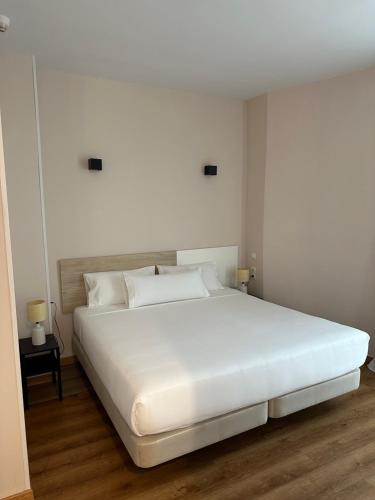 Habitación Doble con vistas a El Pilar del hotel PILAR PLAZA. Foto 21