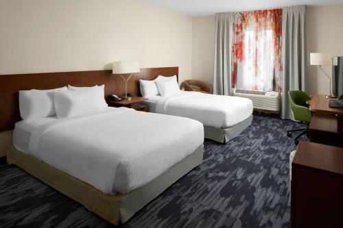 Queen Room with Two Queen Beds, Transfer Shower and Roll - In Shower - Mobility Access/Hearing Accessible del hotel Fairfield Inn and Suites by Marriott Geneva Finger Lakes. Foto 1