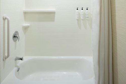 Queen Room with Two Queen Beds, Transfer Shower and Roll - In Shower - Mobility Access/Hearing Accessible del hotel Fairfield Inn and Suites by Marriott Geneva Finger Lakes. Foto 7