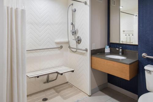 Habitación con cama extragrande. del hotel Fairfield Inn Rochester Airport. Foto 4