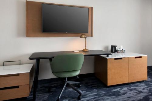 Habitación con cama extragrande. del hotel Fairfield Inn Rochester Airport. Foto 1