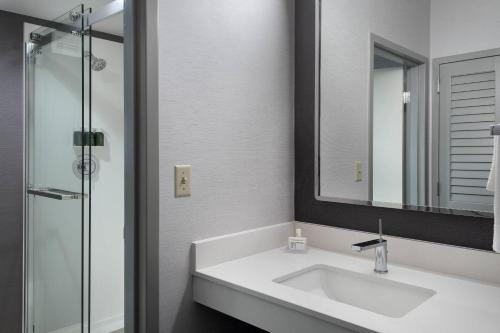 Habitación adaptada para personas con discapacidad auditiva y movilidad reducida con bañera adaptada y sofá cama - 1 cama extragrande del hotel Courtyard by Marriott Poughkeepsie. Foto 2