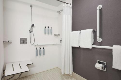 Habitación adaptada para personas con discapacidad auditiva y movilidad reducida con bañera adaptada y sofá cama - 1 cama extragrande del hotel Courtyard by Marriott Poughkeepsie. Foto 4