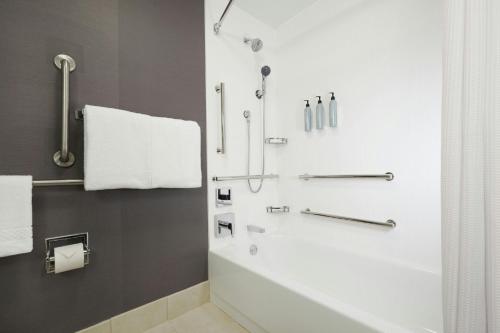 Suite con cama extragrande, sofá cama y bañera - Adaptada para personas con discapacidad auditiva y movilidad reducida del hotel Courtyard by Marriott Poughkeepsie. Foto 4
