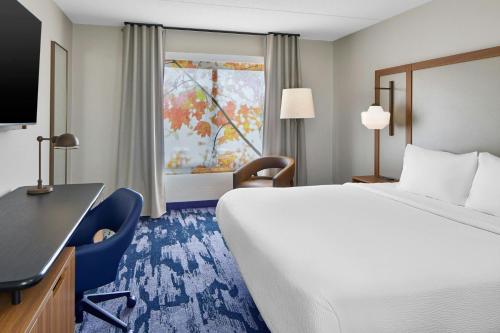 Habitación adaptada para personas con movilidad reducida con bañera adaptada - 1 cama extragrande del hotel Fairfield Inn by Marriott Rochester East