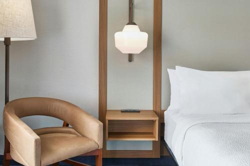 Habitación adaptada para personas con movilidad reducida con bañera adaptada - 1 cama extragrande del hotel Fairfield Inn by Marriott Rochester East. Foto 1