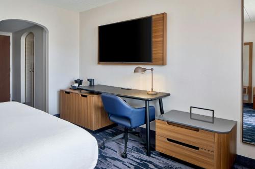 Habitación con cama extragrande del hotel Fairfield Inn by Marriott Rochester East. Foto 2