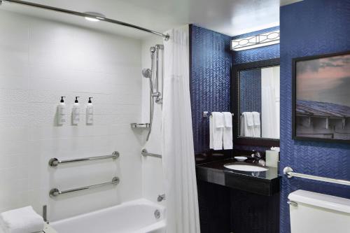 Habitación con cama extragrande del hotel Fairfield Inn by Marriott Rochester East. Foto 9
