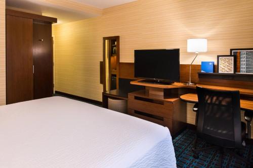 Habitación con cama king del hotel Fairfield Inn and Suites Utica