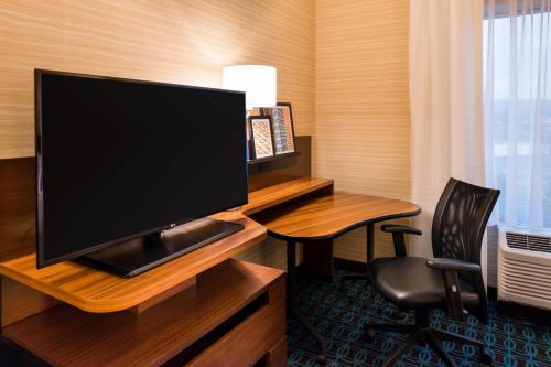 Habitación con cama king del hotel Fairfield Inn and Suites Utica. Foto 1