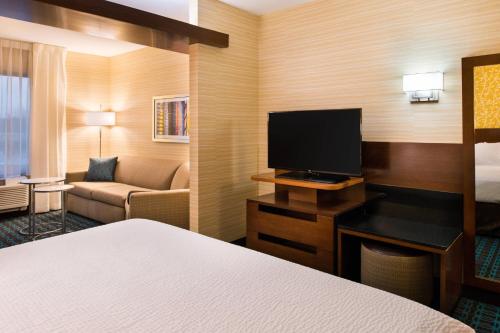 Suite King del hotel Fairfield Inn and Suites Utica. Foto 3