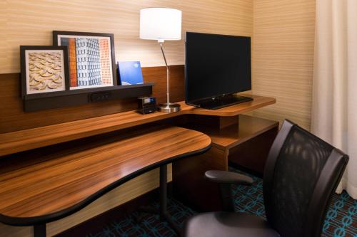 Suite King del hotel Fairfield Inn and Suites Utica. Foto 5