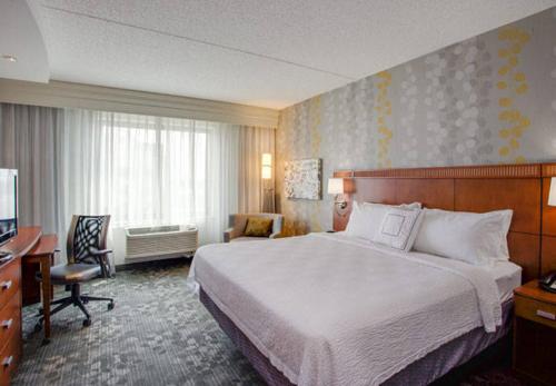 Habitación adaptada para personas con movilidad reducida y discapacidad auditiva con ducha accesible en silla de ruedas y sofá cama - Cama extragrande del hotel Courtyard Republic Aprt Long Island/Farmingdale