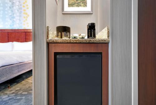 Habitación adaptada para personas con movilidad reducida y discapacidad auditiva con ducha accesible en silla de ruedas y sofá cama - Cama extragrande del hotel Courtyard Republic Aprt Long Island/Farmingdale. Foto 3