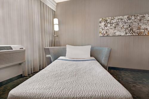 Habitación con sofá cama y bañera adaptada para personas con movilidad reducida - Cama extragrande del hotel Courtyard Republic Aprt Long Island/Farmingdale. Foto 5