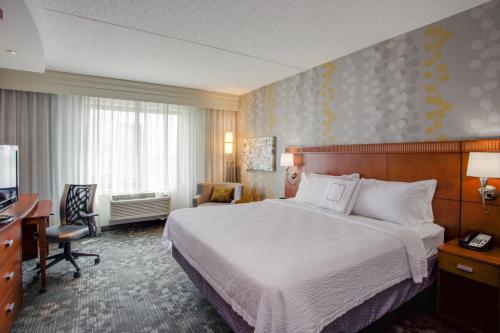 King Room with Sofa Bed and Roll - in Shower - Mobility Accessible del hotel Courtyard Republic Aprt Long Island/Farmingdale. Foto 4