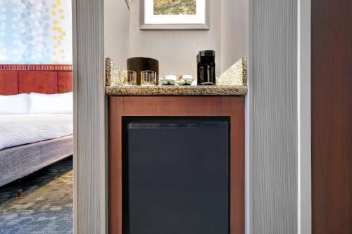 King Room with Sofa Bed and Roll - in Shower - Mobility Accessible del hotel Courtyard Republic Aprt Long Island/Farmingdale. Foto 6