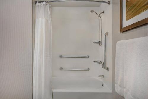 King Room with Sofa Bed and Roll - in Shower - Mobility Accessible del hotel Courtyard Republic Aprt Long Island/Farmingdale. Foto 7