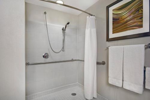 King Room with Sofa Bed and Roll - in Shower - Mobility Accessible del hotel Courtyard Republic Aprt Long Island/Farmingdale. Foto 8