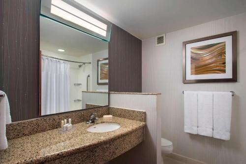 King Room with Sofa Bed and Roll - in Shower - Mobility Accessible del hotel Courtyard Republic Aprt Long Island/Farmingdale. Foto 9