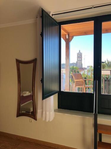 Habitación Doble con Terraza del hotel La Muralla. Foto 2