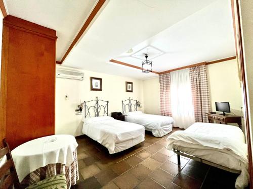 Habitación Triple del hotel El Seto. Foto 4