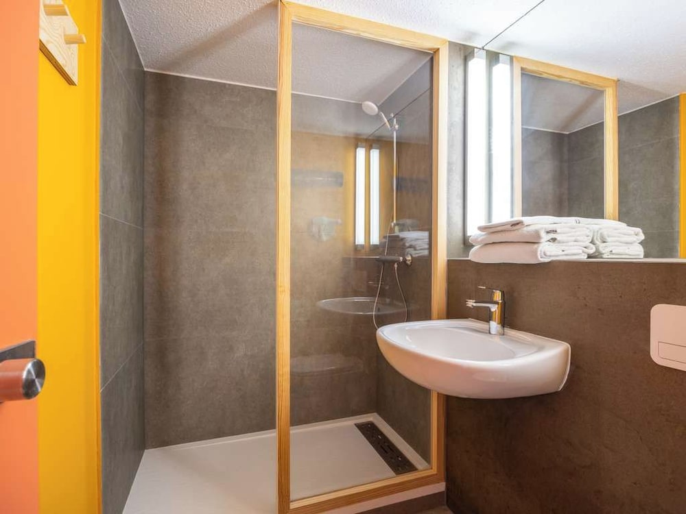 Habitación familiar Greet con 3 camas individuales del hotel Greet Brussels Airport Zaventem. Foto 4