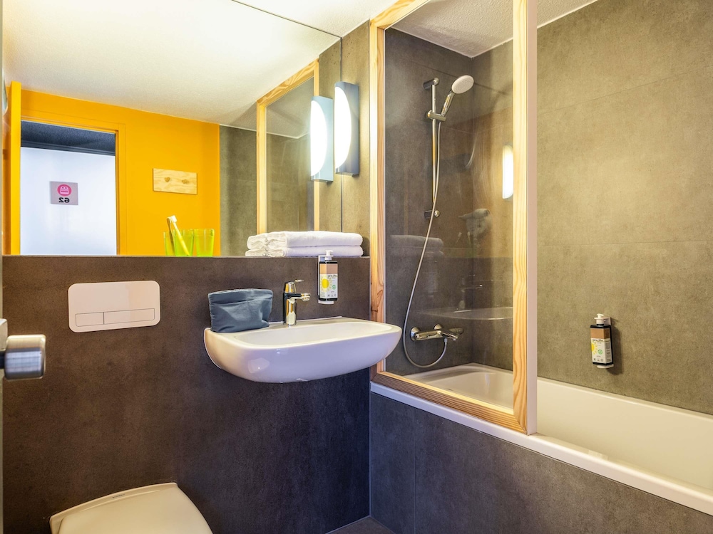 Habitación familiar Greet con 3 camas individuales del hotel Greet Brussels Airport Zaventem. Foto 3