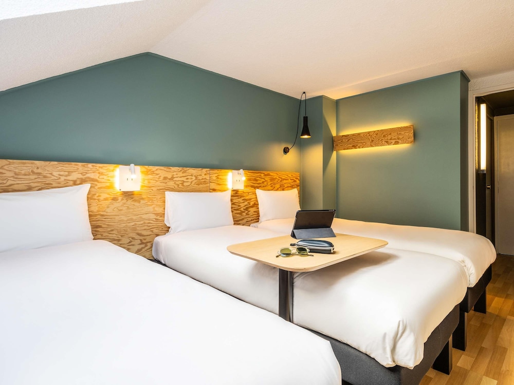 Habitación familiar Greet con 3 camas individuales del hotel Greet Brussels Airport Zaventem. Foto 5