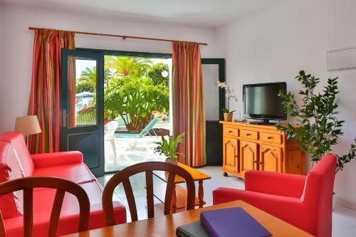 Apartamento de 1 dormitorio con vistas a la piscina del hotel Nazaret Sol. Foto 6