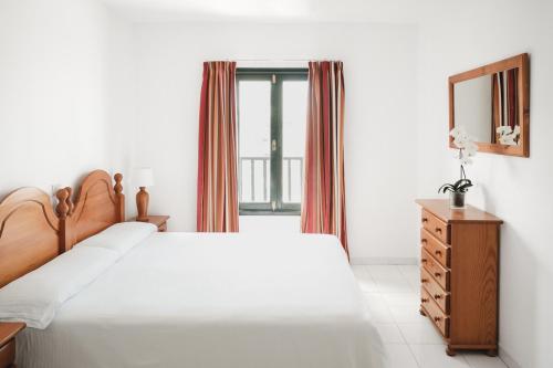 Apartamento de 1 dormitorio con vistas al jardín y cama extragrande del hotel Nazaret Sol. Foto 10