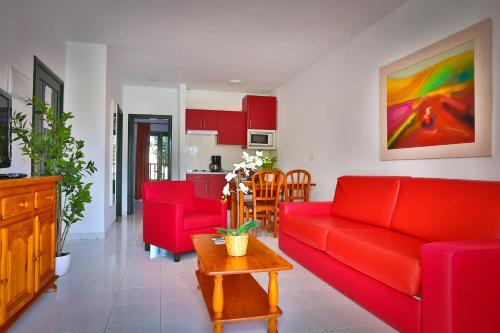 Apartamento de 1 dormitorio con vistas a la piscina del hotel Nazaret Sol. Foto 1