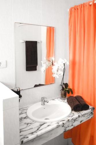 Apartamento de 1 dormitorio con vistas al jardín y cama extragrande del hotel Nazaret Sol. Foto 1