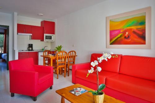 Apartamento de 1 dormitorio con vistas al jardín y cama extragrande del hotel Nazaret Sol. Foto 2