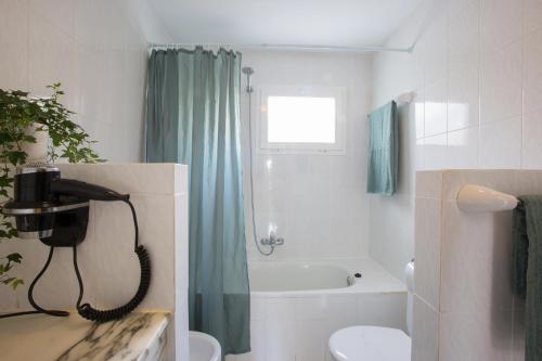 Apartamento de 1 dormitorio con vistas al jardín y cama extragrande del hotel Nazaret Sol. Foto 5