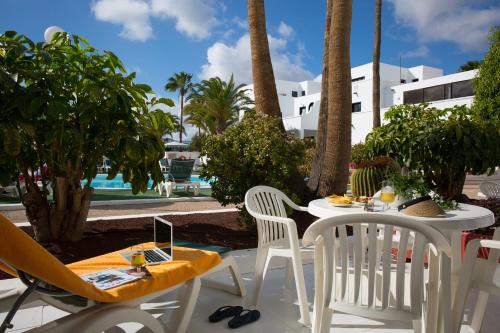 Apartamento de 1 dormitorio con vistas a la piscina del hotel Nazaret Sol. Foto 8
